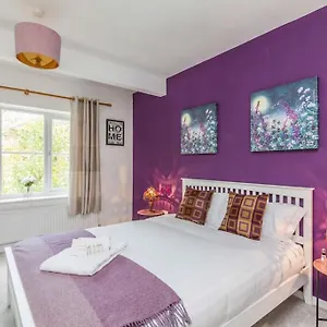 Lovely With Four Bedrooms And Private Garden And Parking, Close To Centre Holiday home